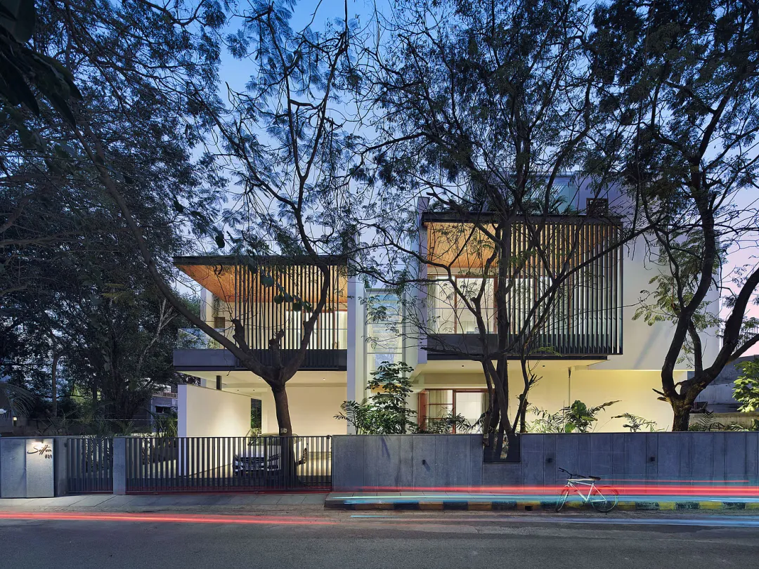 印度班加罗尔Split-House："中央裂缝"横穿24×27米住宅 绿植与礼拜室共构生活中轴 - 图片 2