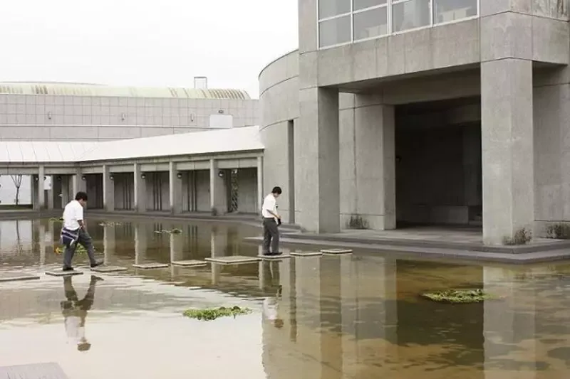 日本福岛会津大学图书馆入口跳水池引禅意添堵争议 - 图片 1