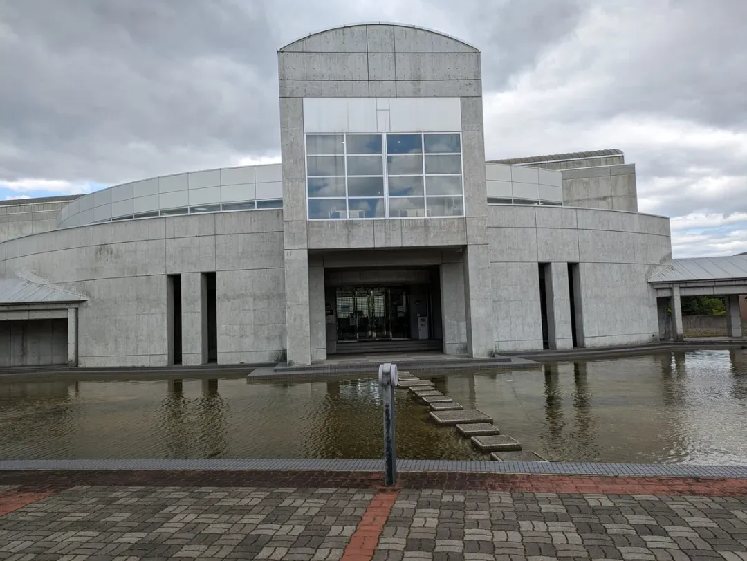 日本福岛会津大学图书馆入口跳水池引禅意添堵争议 - 图片 2