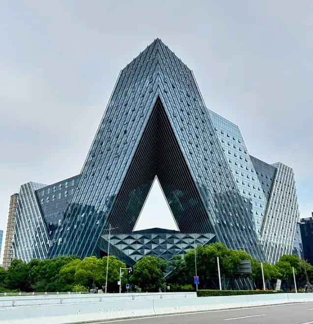 烂尾十年！迪拜帆船酒店设计团队操刀的宁波“全国最贵单体酒店项目”——嘉裕酒店 复工 - 图片 1