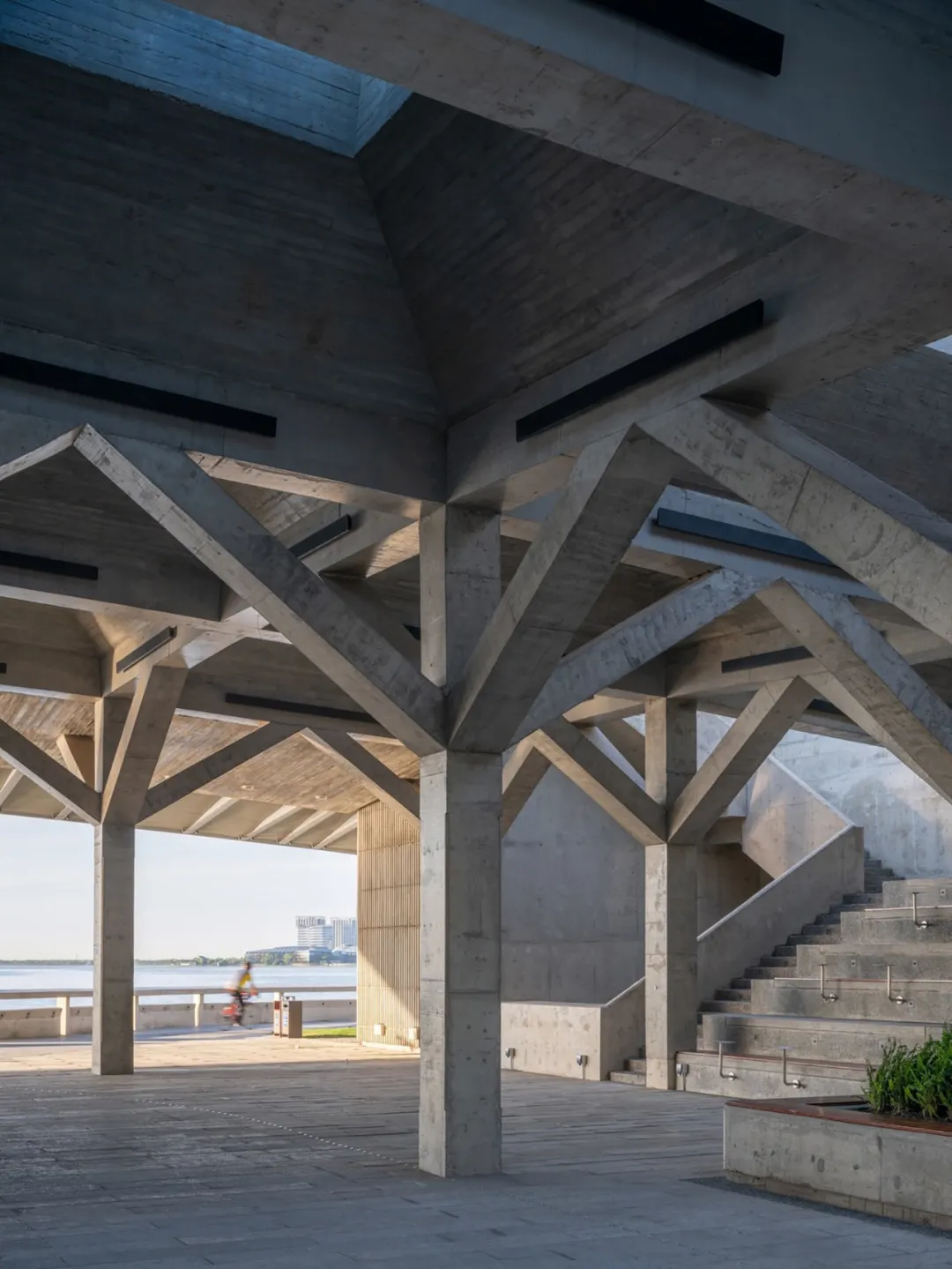 上海临港滴水湖一号码头竟用地景化设计变出滨水活力场 - 图片 7