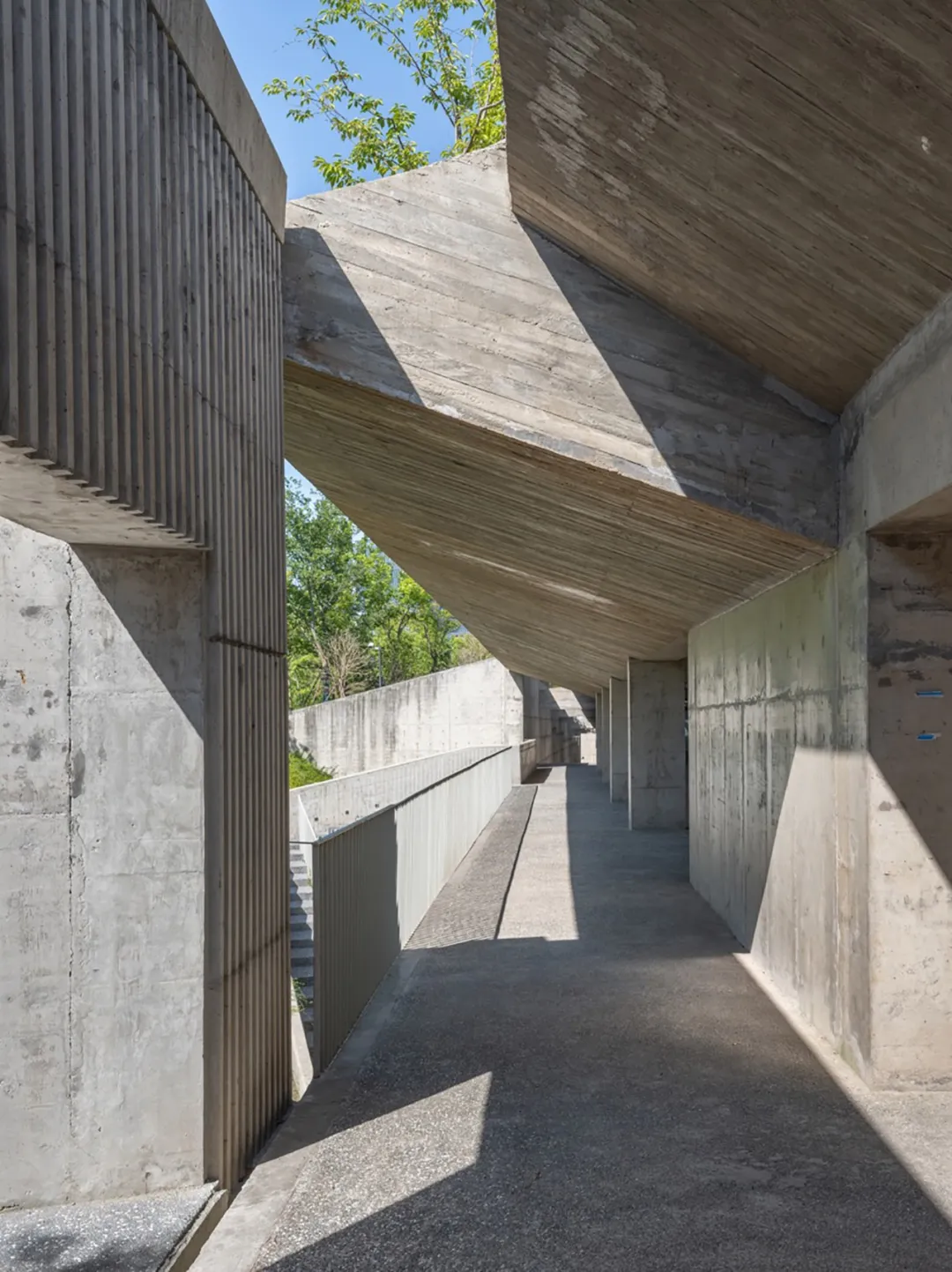 上海临港滴水湖一号码头竟用地景化设计变出滨水活力场 - 图片 10