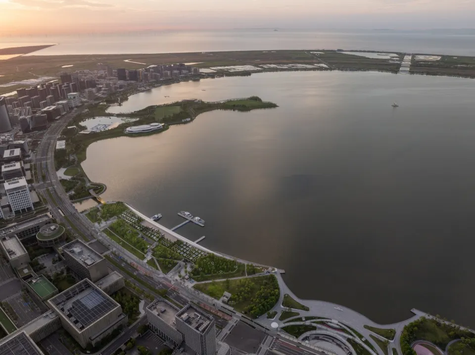上海临港滴水湖一号码头竟用地景化设计变出滨水活力场 - 图片 12
