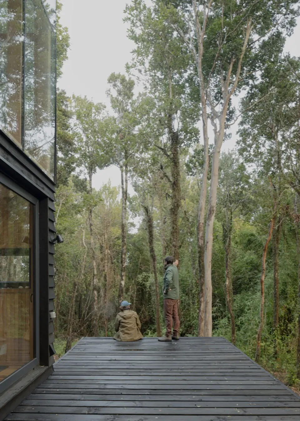 智利雨林50㎡架空小木屋！传统木工造反差感现代度假屋 - 图片 21
