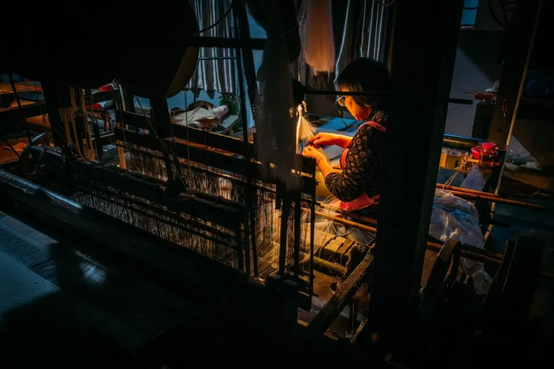 星巴克杭州河坊街非遗店：百年建筑+杭罗的设计新玩法 - 图片 9