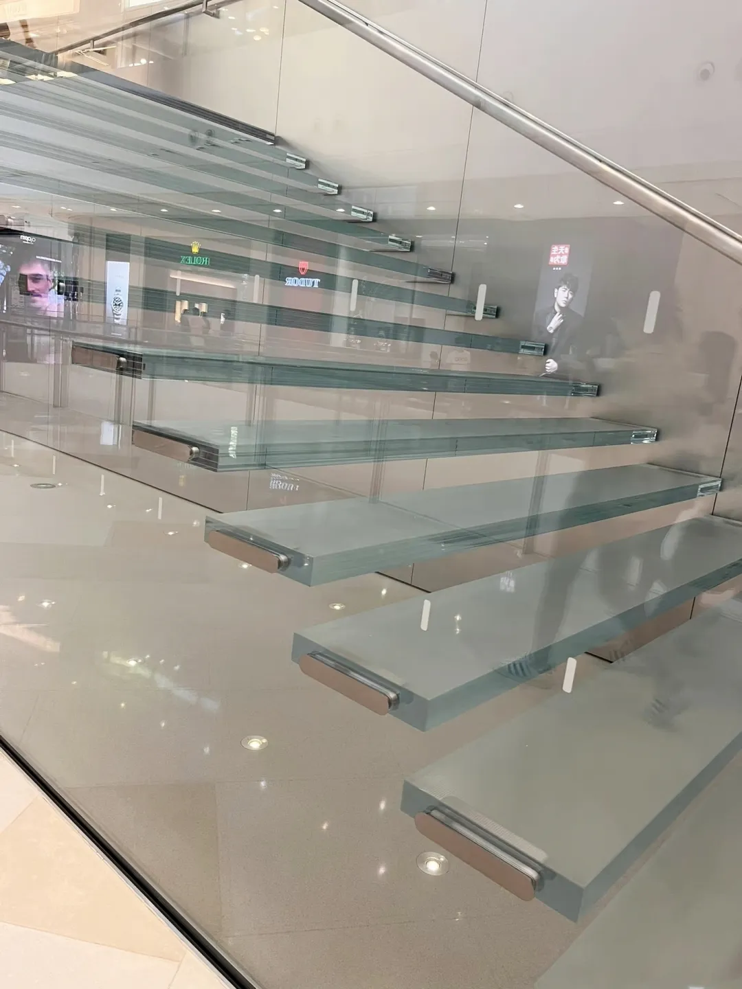 张馨予曝光 广州天环苹果店玻璃楼梯“走光”，引设计隐私争议 - 图片 7