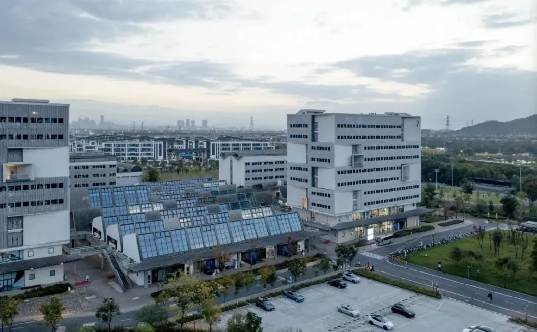中国美院良渚校区粪水泄漏戳穿网红建筑形式大于功能隐患 - 图片 6