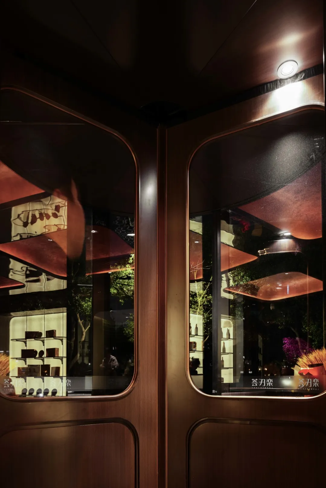 上海栾氏荟餐厅用海派京剧串联两地文化打造餐饮空间 - 图片 7