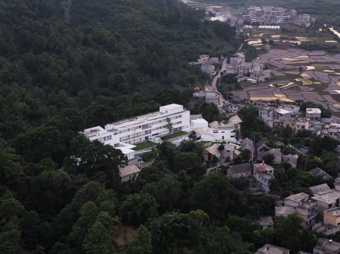 至也黄果树酒店：山脊之上，空间之间 / 悬置建筑 - 图片 5