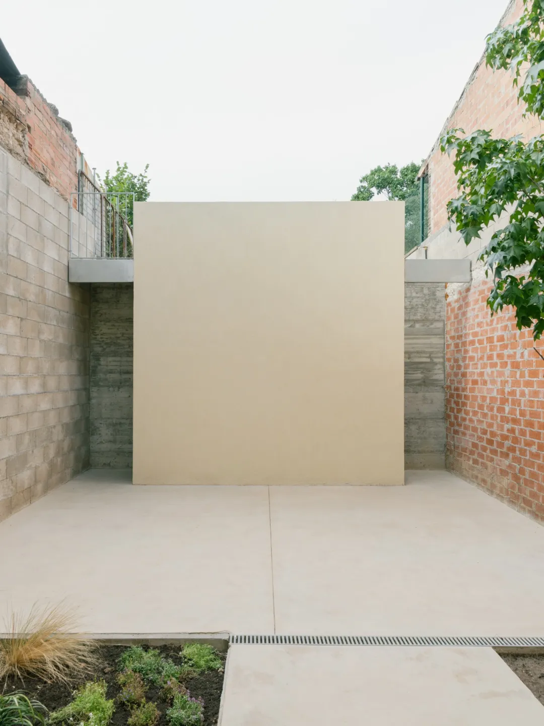 巴塞罗那联排住宅改造:用“空隙”造有温度简约家 - 图片 6