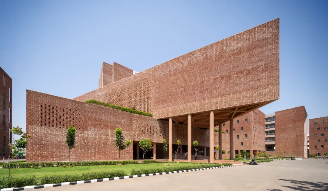 昌迪加尔现代主义启发的大学学生中心设计案例 - 图片 6