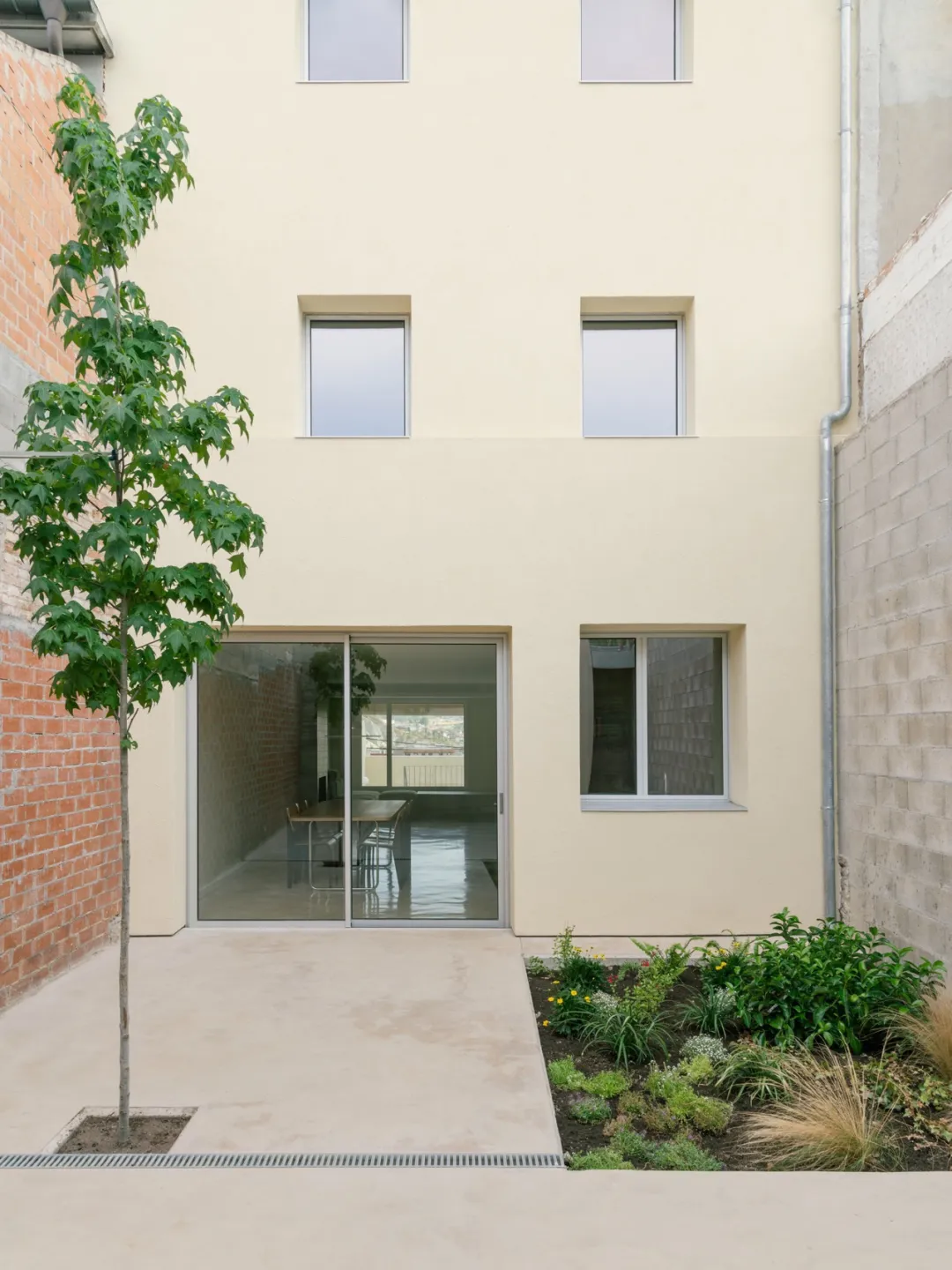 Casa M33联排住宅改造以“三个空隙”造流动空间 - 图片 1