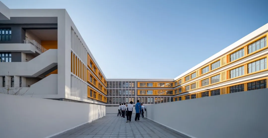 有限用地怎么造活力校园？东北英才一中用了“第二跑道” - 图片 6