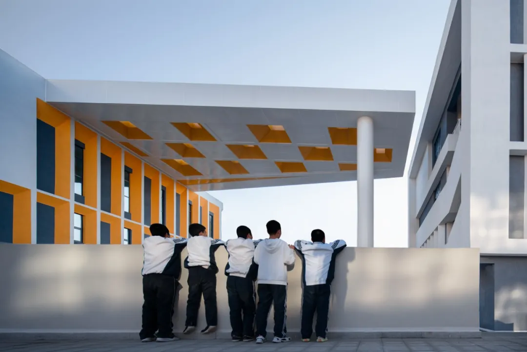 有限用地怎么造活力校园？东北英才一中用了“第二跑道” - 图片 7