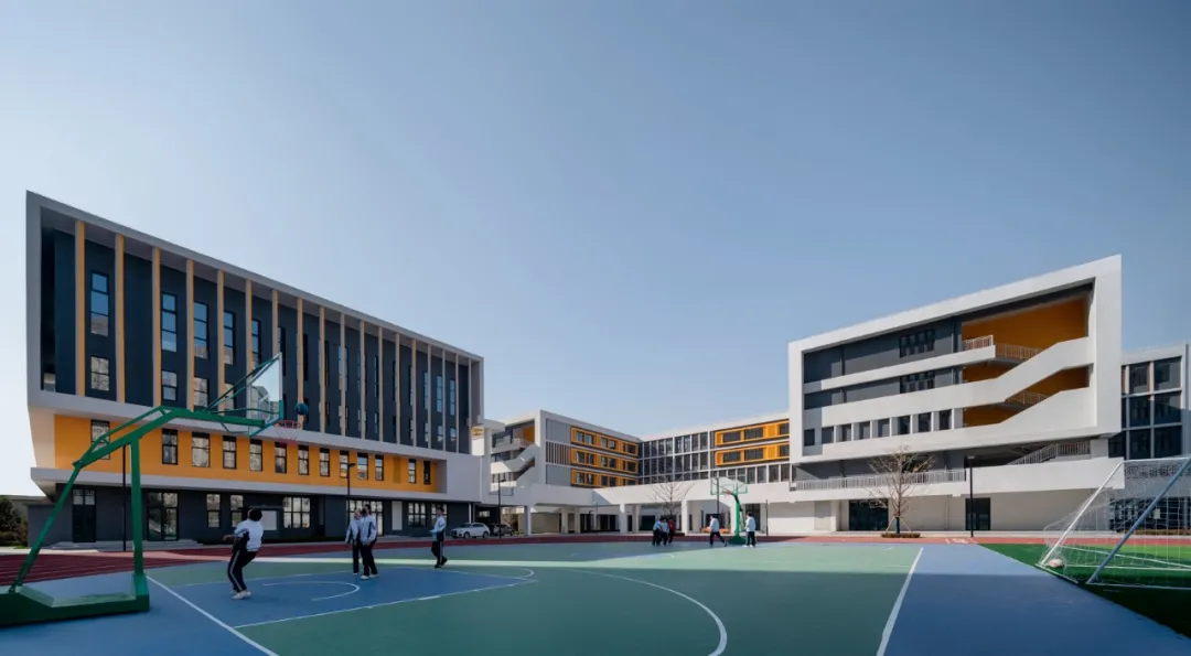 有限用地怎么造活力校园？东北英才一中用了“第二跑道” - 图片 9