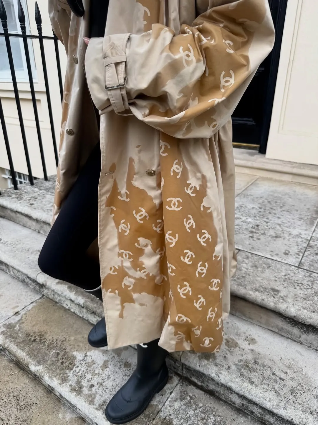 香奈儿“遇水显LOGO风衣”藏着室内设计互动密码 - 图片 5