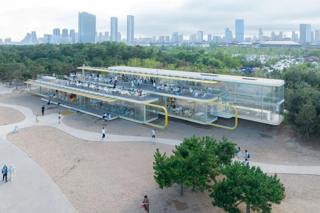 日照“咖啡与海”餐厅：玻璃连松林海滩的自然共生设计 - 图片 6