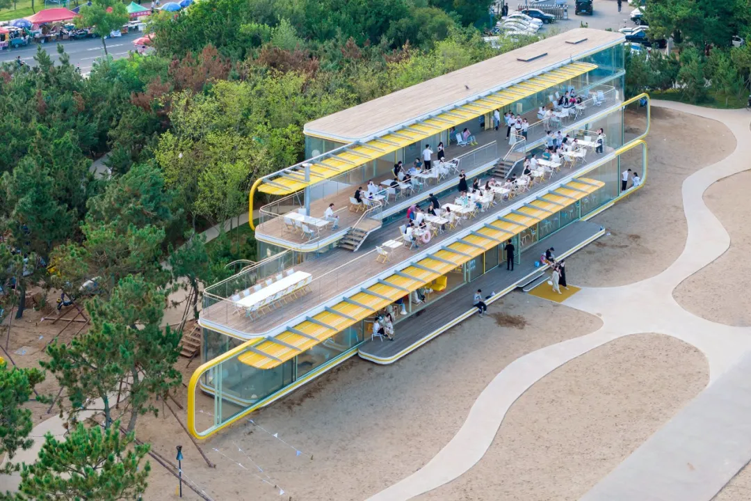 日照“咖啡与海”餐厅：玻璃连松林海滩的自然共生设计 - 图片 7