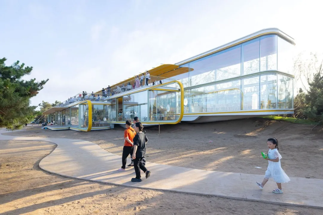 日照“咖啡与海”餐厅：玻璃连松林海滩的自然共生设计 - 图片 8