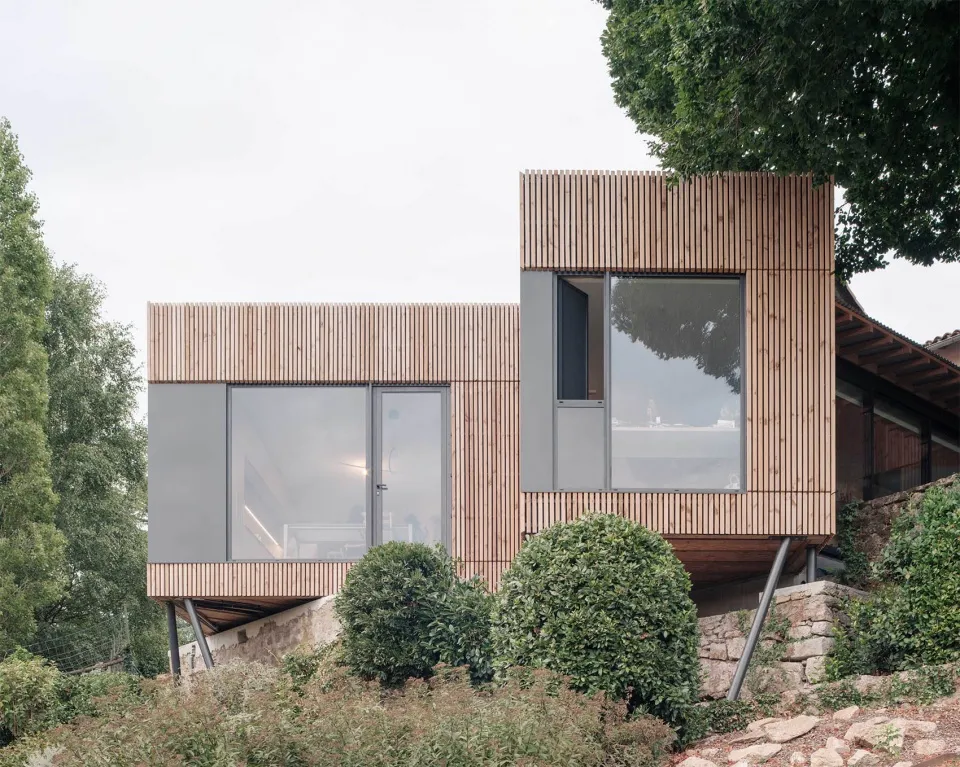 法国Mortagne项目靠架空木结构悬浮体实现新旧建筑共生 - 图片 5