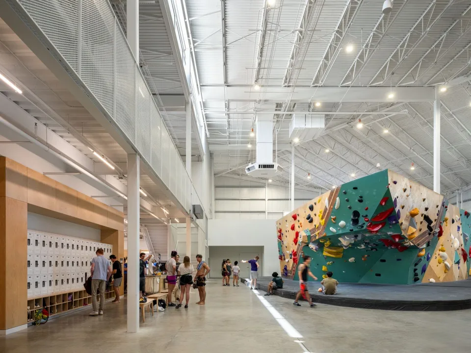 Derrington Crux攀岩中心：约束变社区地标设计案例 - 图片 5