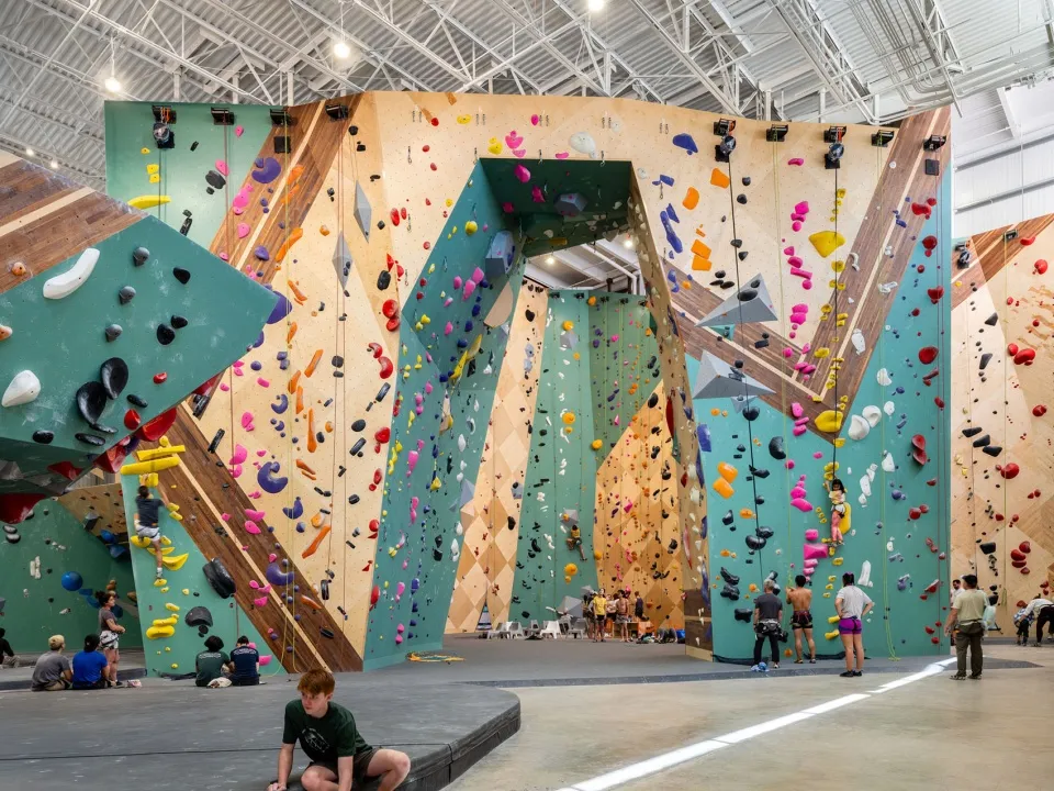 Derrington Crux攀岩中心：约束变社区地标设计案例 - 图片 6