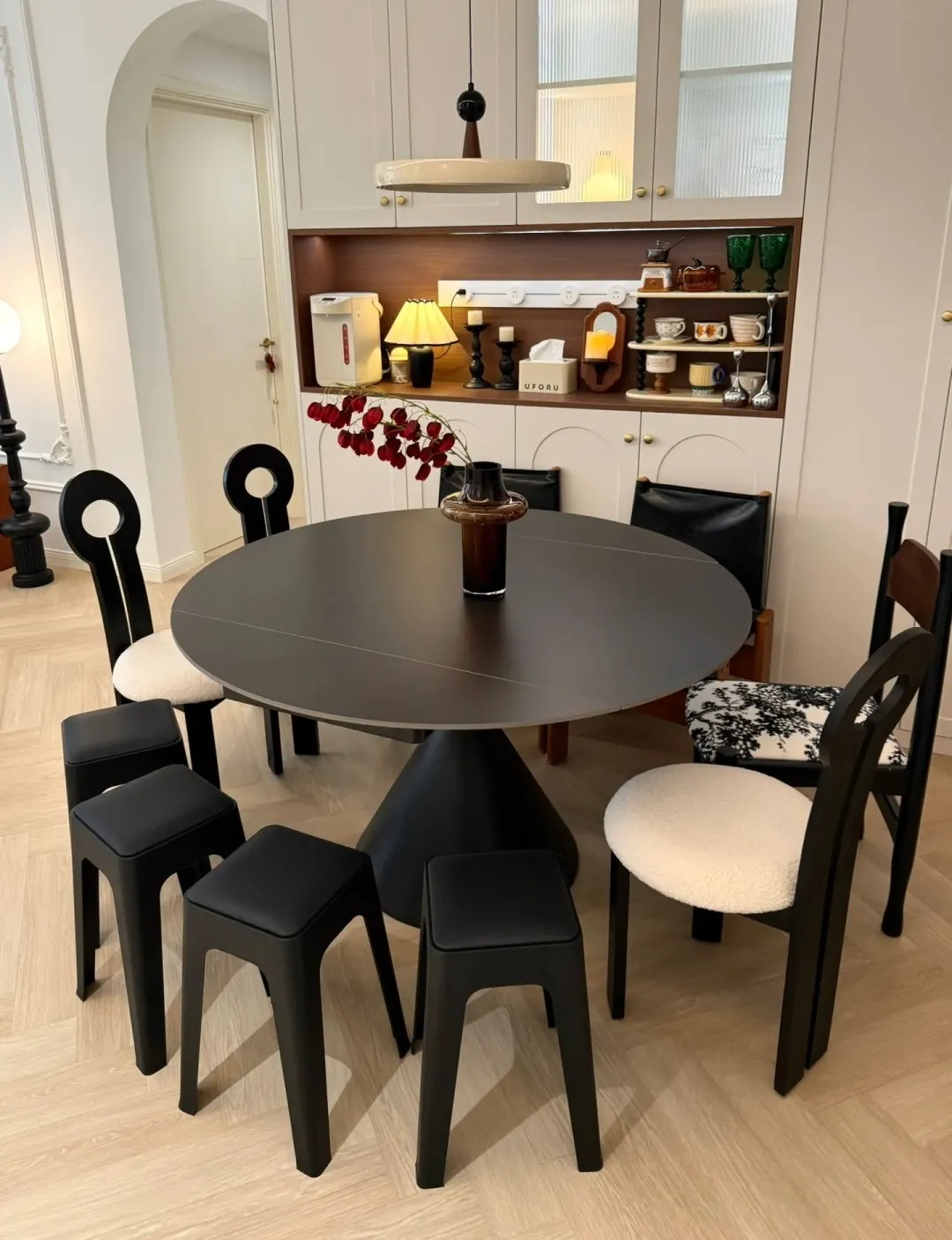 传统长餐桌淘汰！广东流行5种适配户型的实用餐桌设计 - 图片 8