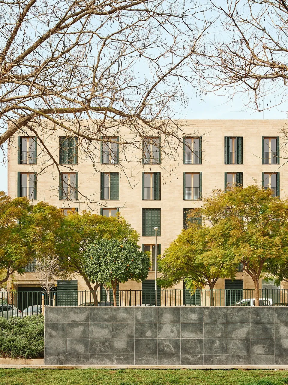 马略卡岛“30+8社保房”用本土夯土块做可持续设计 - 图片 5