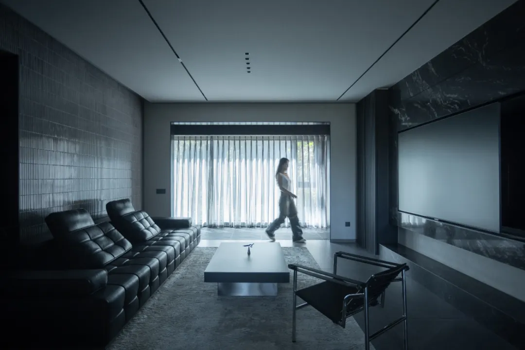 湖南150㎡零零后男生住宅：灰黑融绿意造树景庇护所 - 图片 6