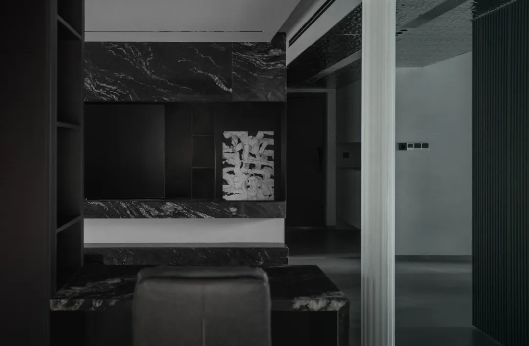 湖南150㎡零零后男生住宅：灰黑融绿意造树景庇护所 - 图片 7