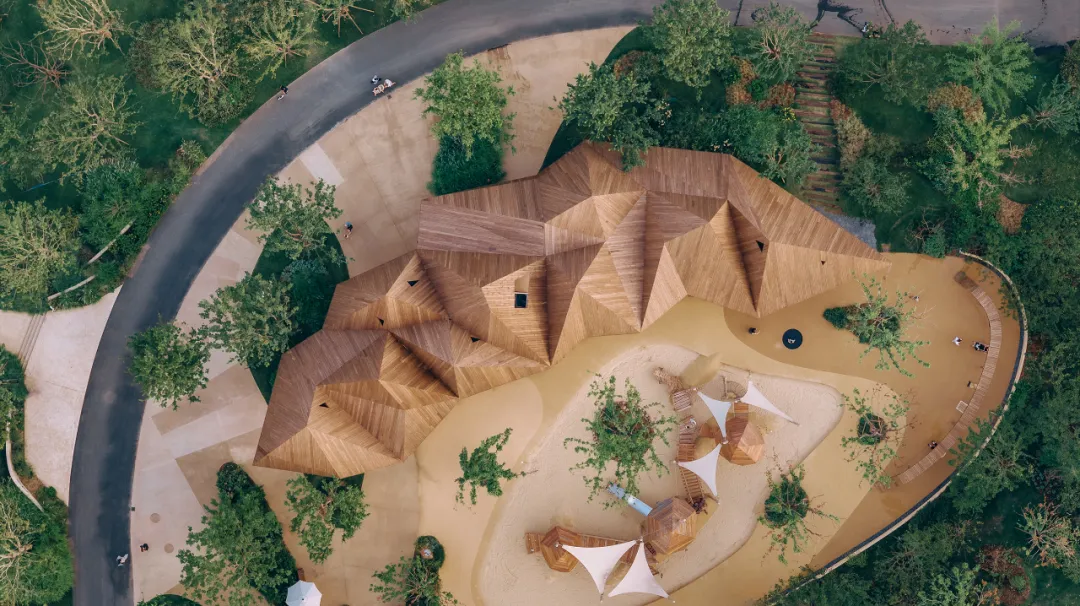 武汉麓客岛儿童游乐场“勇者小屋”餐厅用实木条造“跳舞的小山” - 图片 5