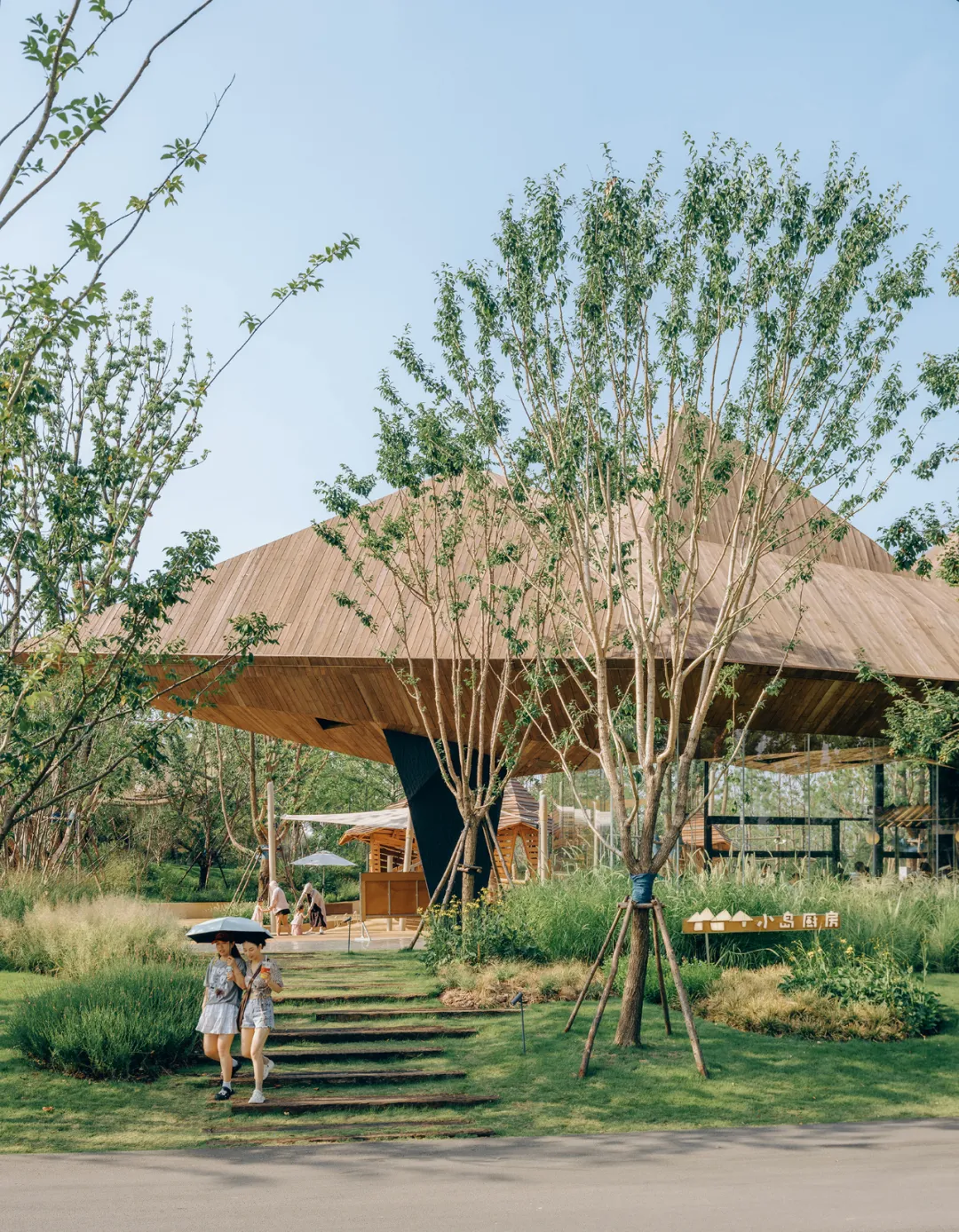 武汉麓客岛儿童游乐场“勇者小屋”餐厅用实木条造“跳舞的小山” - 图片 7