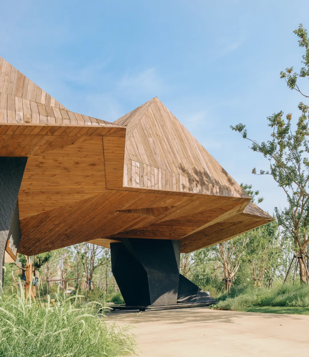 武汉麓客岛儿童游乐场“勇者小屋”餐厅用实木条造“跳舞的小山” - 图片 8