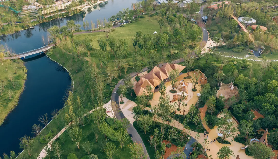 武汉麓客岛儿童游乐场“勇者小屋”餐厅用实木条造“跳舞的小山” - 图片 9