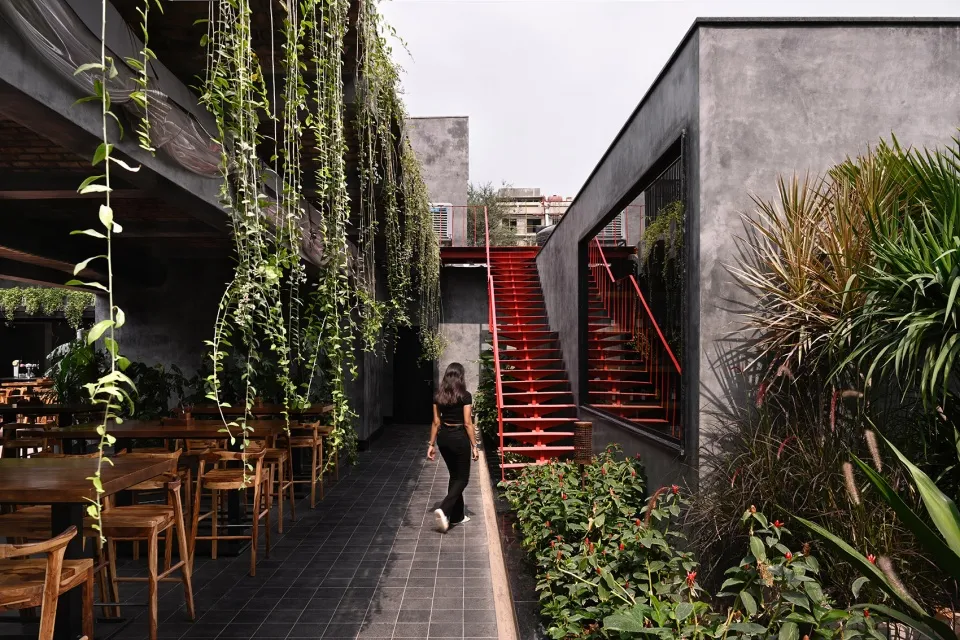 23 Degrees设计海得拉巴“空白画布”餐厅成IT人音乐绿洲 - 图片 6