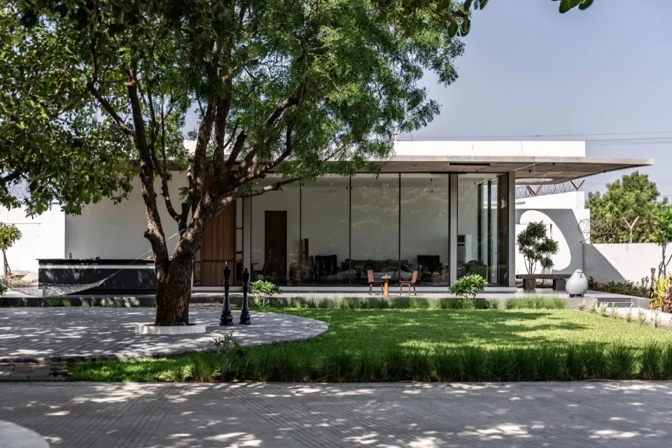 让自然当主角！榕树农庄的克制设计家族度假空间 - 图片 1