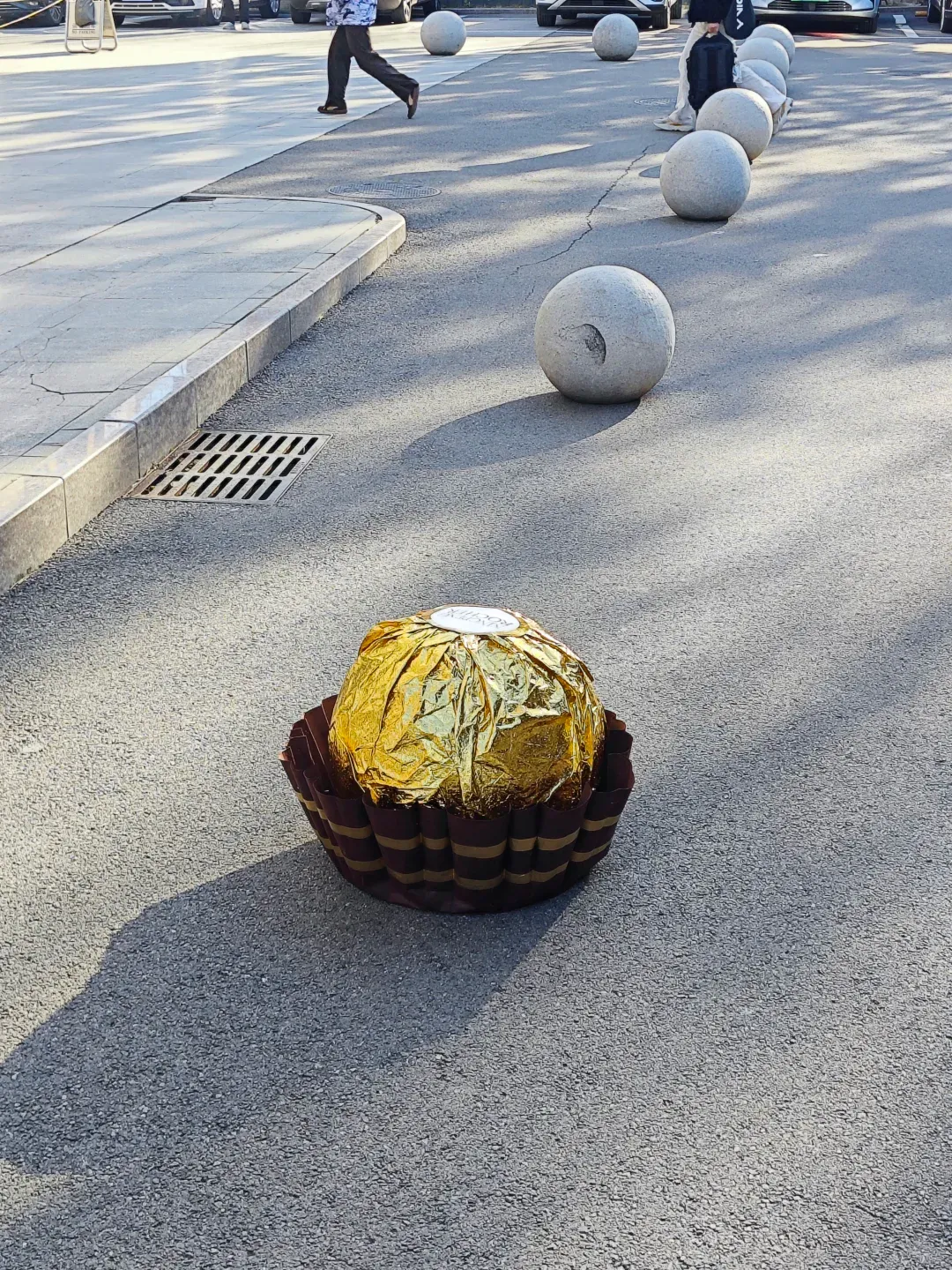 费列罗还是费力挪?央美学生将街头石墩子爆改成“巨型费列罗”！网友：搞抽象还得是大学生 - 图片 6