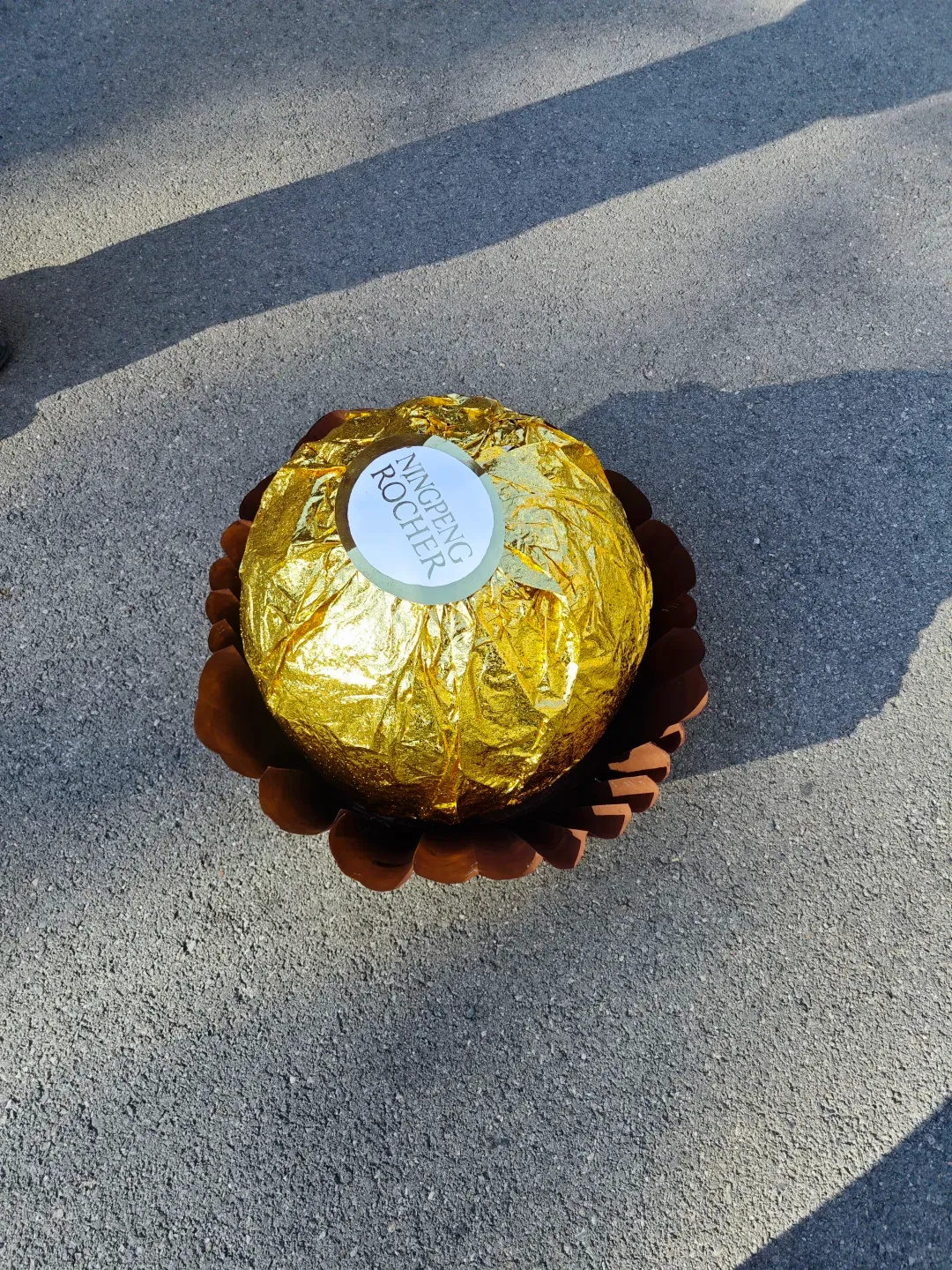 费列罗还是费力挪?央美学生将街头石墩子爆改成“巨型费列罗”！网友：搞抽象还得是大学生 - 图片 7