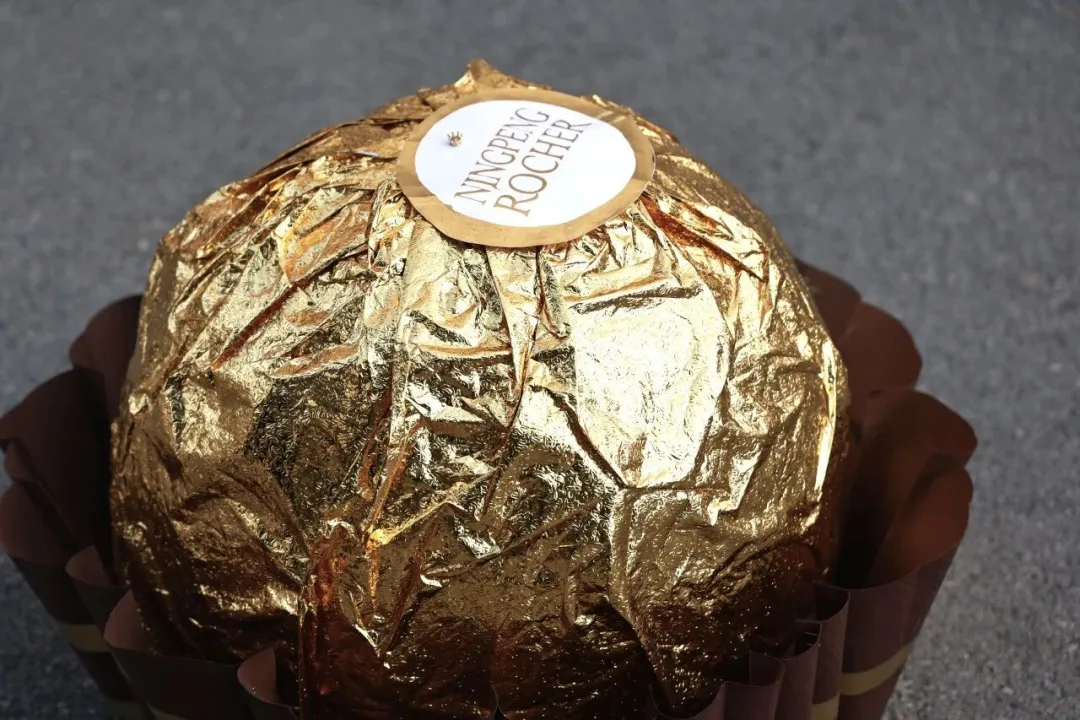 费列罗还是费力挪?央美学生将街头石墩子爆改成“巨型费列罗”！网友：搞抽象还得是大学生 - 图片 8