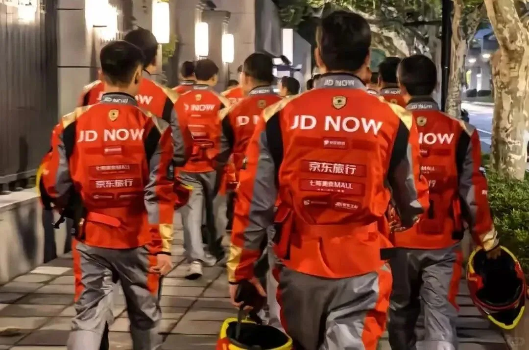 改卷工服了？京东骑手新工装，被调侃设计神似“法拉利赛车服”！网友：法拉利平替也来了 - 图片 5