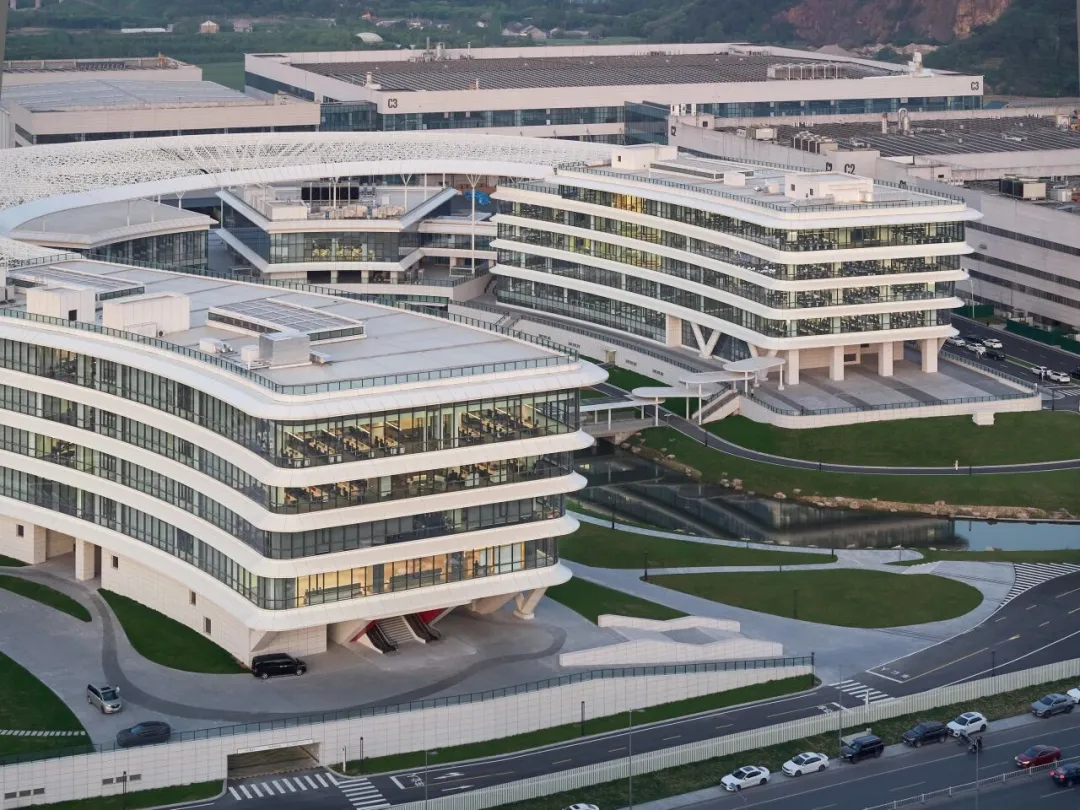 卡拉姆设计公牛总部：牛角弧形串起品牌与高效办公空间 - 图片 5