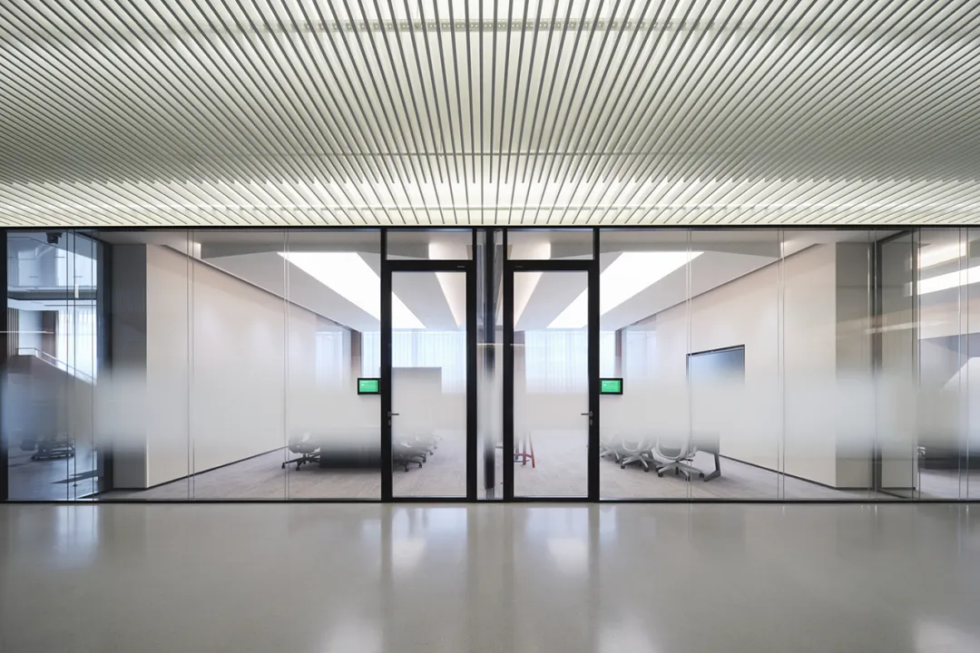 卡拉姆设计公牛总部：牛角弧形串起品牌与高效办公空间 - 图片 6