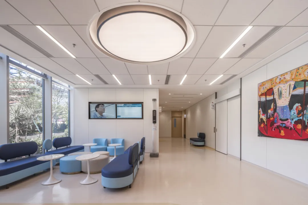 医疗空间设计专家揭秘就医体验提升与老病房改造秘诀 - 图片 7