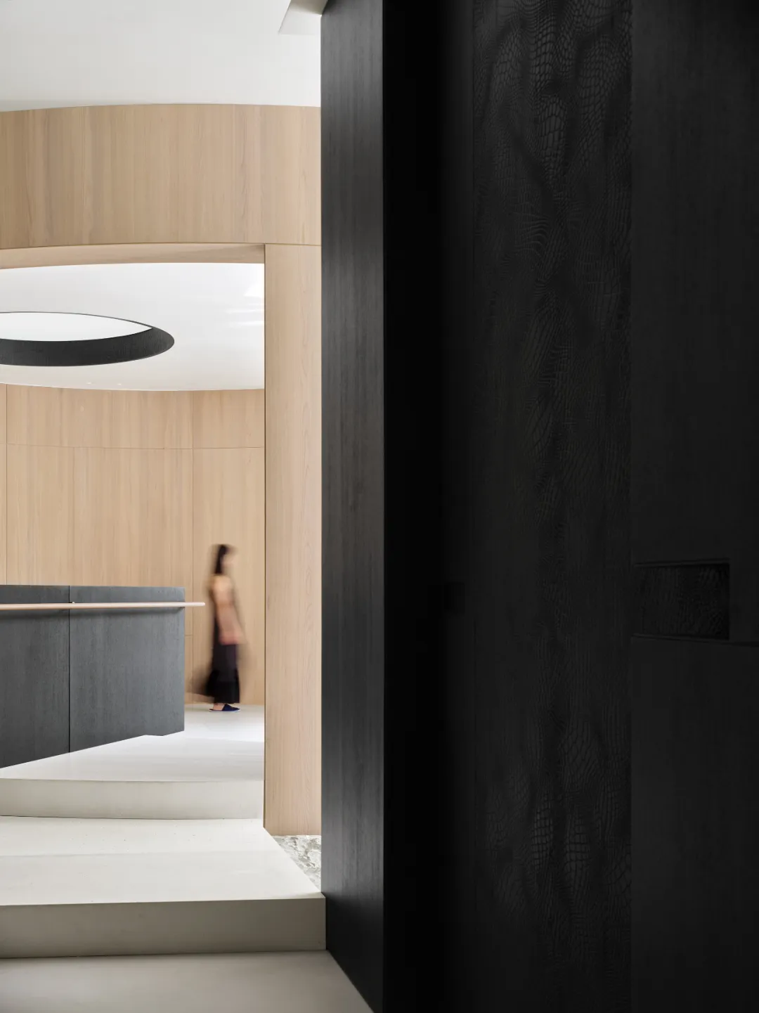 温州临街木作展厅设计：颠覆传统以材料本质重构空间 - 图片 6