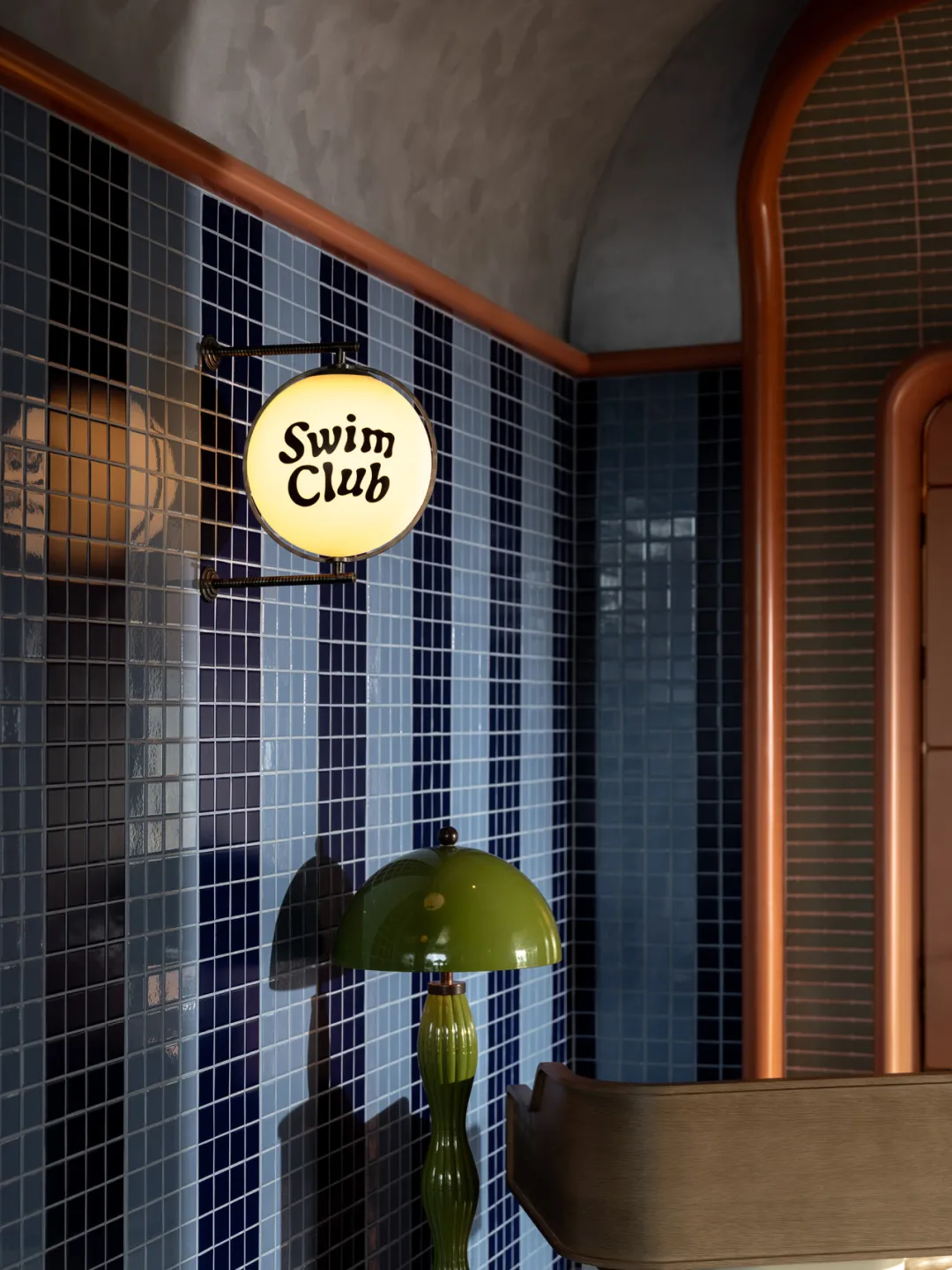 梁志天为香港金普顿酒店打造泳池主题高空社交新地标 - 图片 7