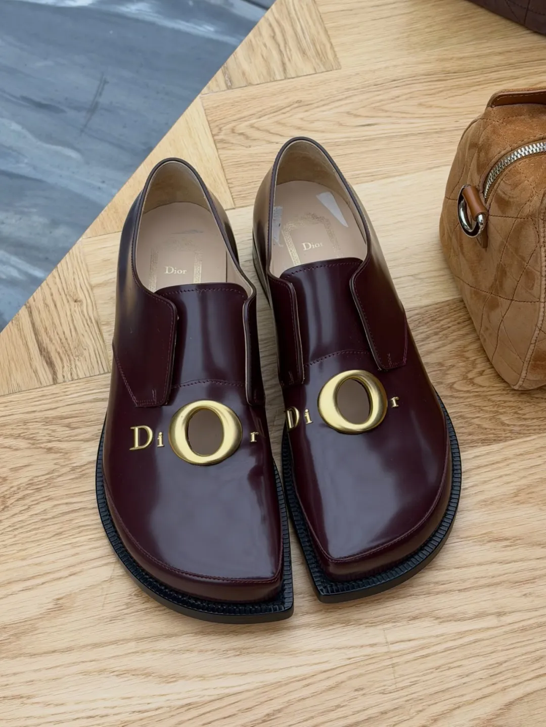 Dior新总监用“扣O金属洞”穆勒鞋颠覆经典抓年轻 - 图片 5