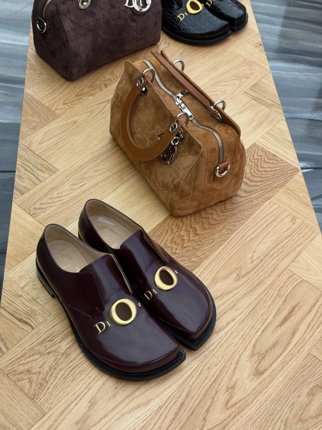 Dior新总监用“扣O金属洞”穆勒鞋颠覆经典抓年轻 - 图片 6