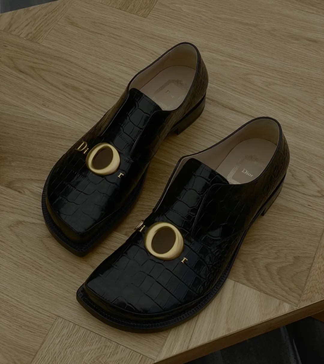 Dior新总监用“扣O金属洞”穆勒鞋颠覆经典抓年轻 - 图片 7
