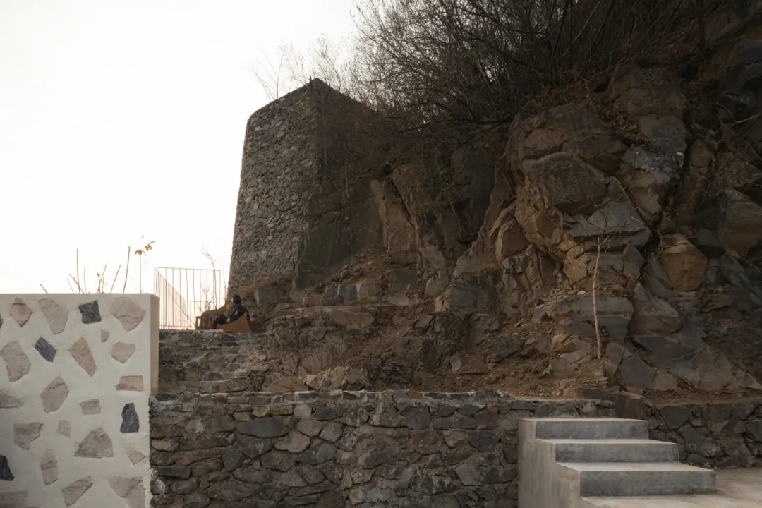 北京这家山野民宿竟用“漂浮白盒”对话青山 - 图片 6