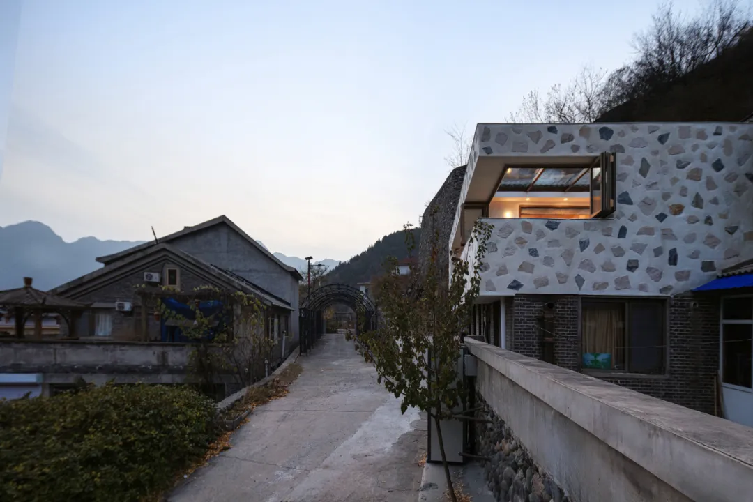 北京这家山野民宿竟用“漂浮白盒”对话青山 - 图片 8